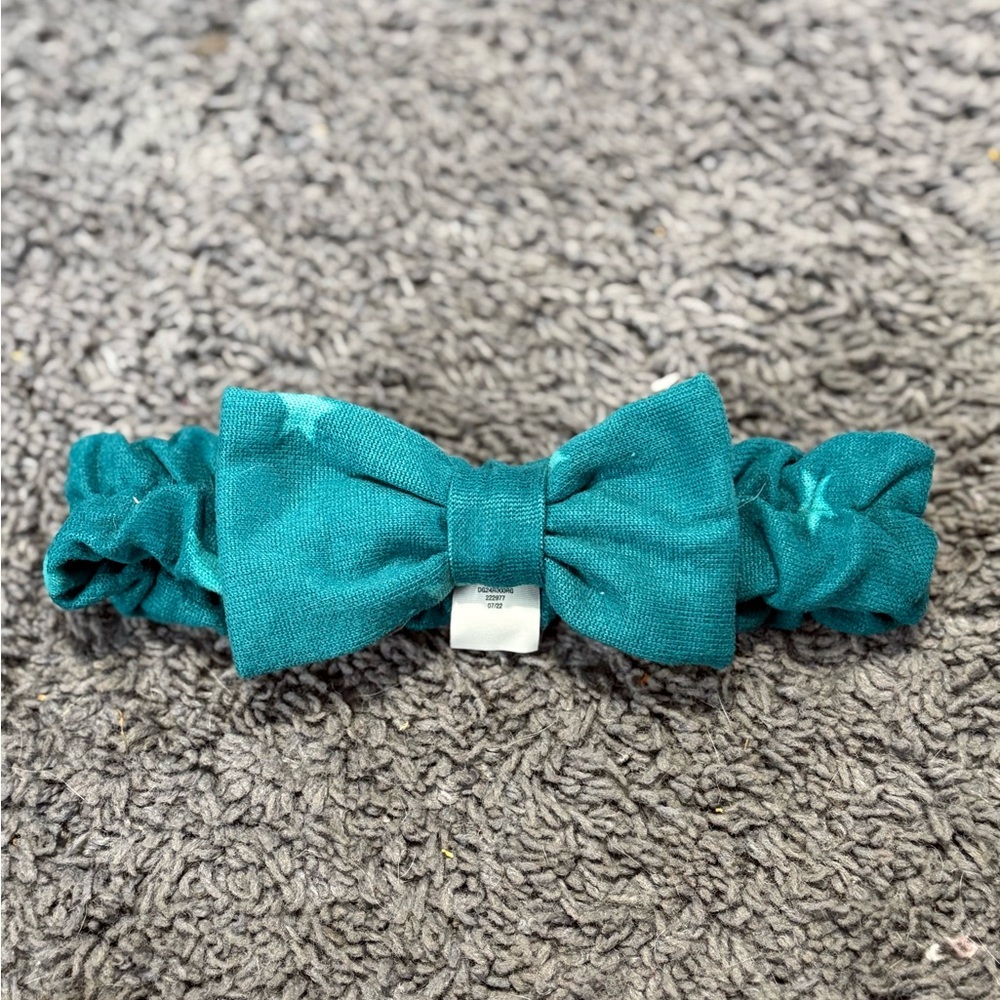 NWOT teal with lighter blue stars patterned stretch headband for a little girl